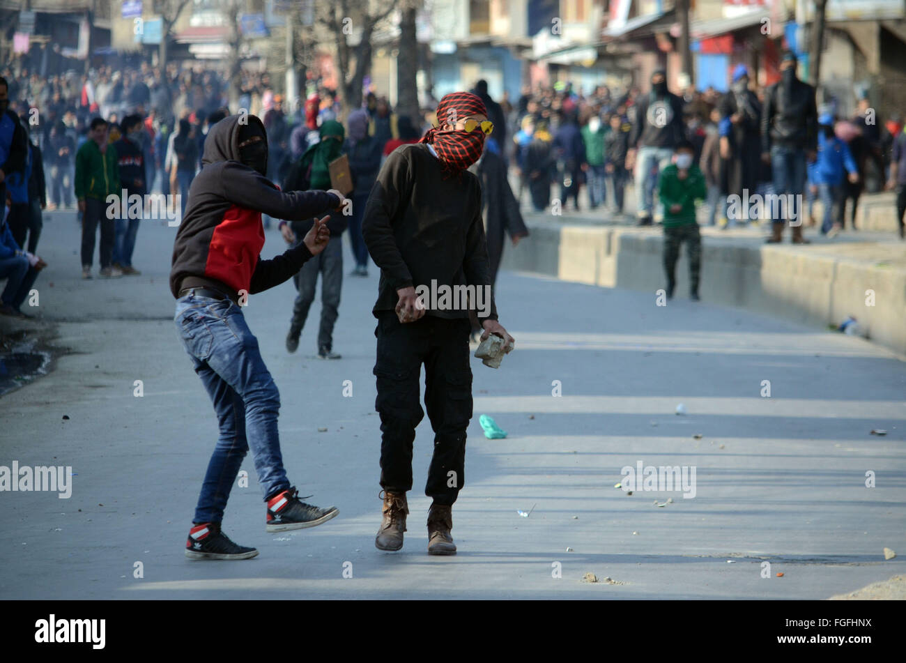 Kaschmir, die muslimische Demonstranten mit indische Polizei bei Demonstrationen von pro-Freiheit im alten Srinagar kollidieren, kontrolliert die Sommerhauptstadt der indischen Kaschmir. Wütende Demonstranten nahm die Hauptstraßen von Nowhatta, Rajouri Kadal Bereiche der alten Srinagar und aufgewachsen Banner zur Unterstützung Jawahar Lal Nehru Universität (JNU. Die Polizei setzte Tränengas Kanister um die Menge zu zerstreuen. Proteste wurden von vielen indischen Bundesstaaten, die die Freilassung von Ex-Delhi University Professor SAR Geelani und seine Studenten Gewerkschaftsvorsitzenden Kanhaiya Kumar, die von der Polizei über die Erhebung der Anstiftung Studenten während der h inhaftiert waren gemeldet Stockfoto