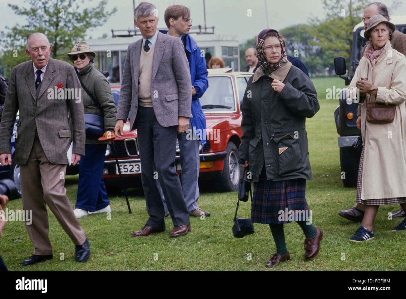 Königin Elizabeth II in Wachs Jacke und Seide Kopftuch auf der Royal Windsor Horse Show, Windsor Great Park in England Stockfoto