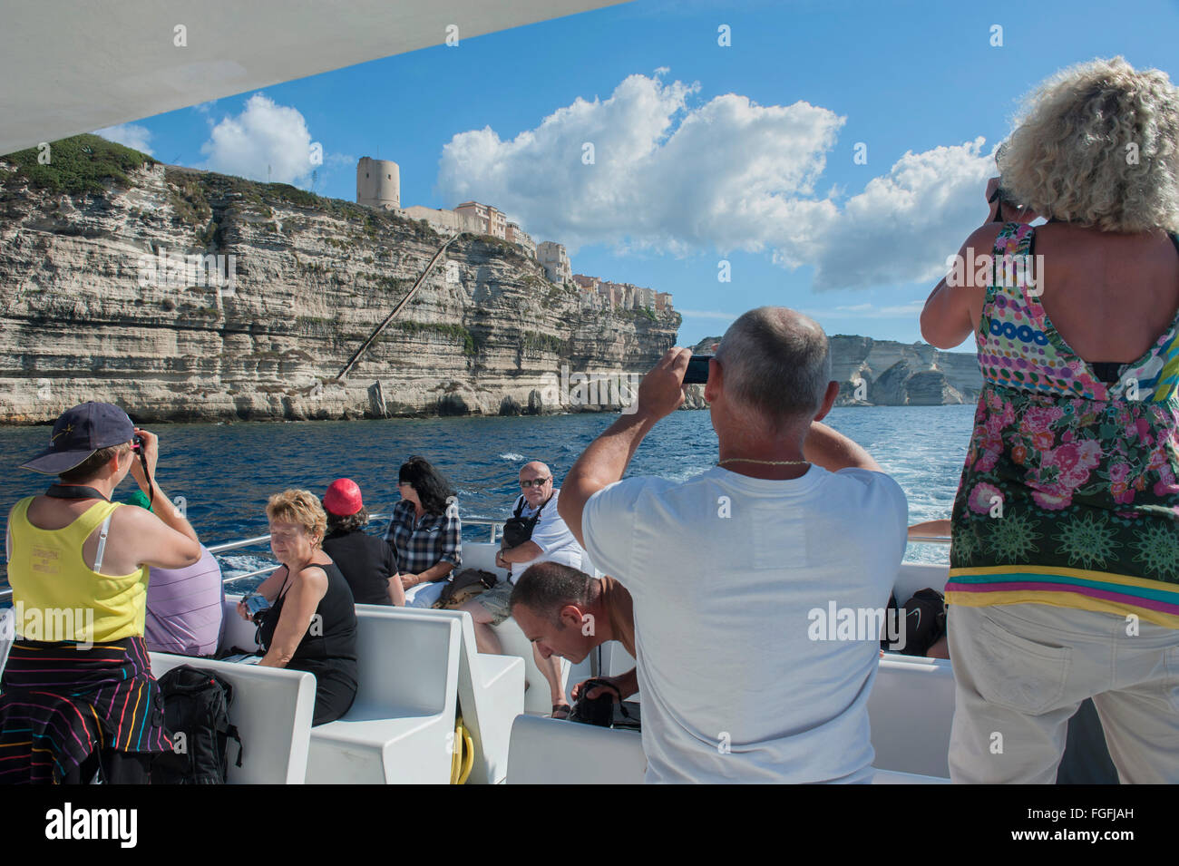 Kamera mit Touristen an Bord einer Yacht Exkursion um Bonifacio. Korsika. Frankreich Stockfoto