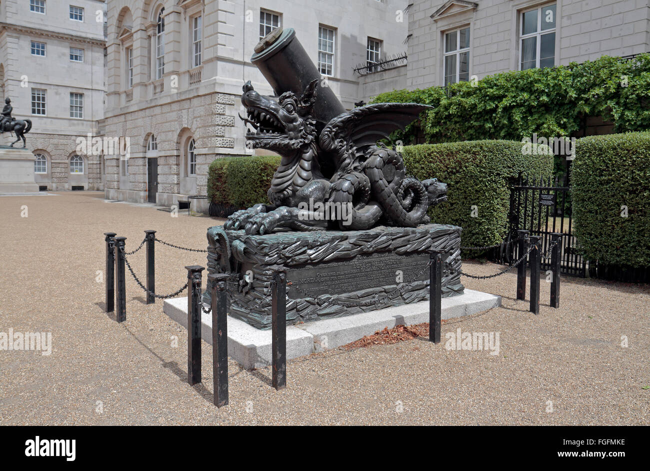 Das Denkmal von Cádiz oder "Prince Regent Bombe", ein 19. Jahrhundert Französisch Mörtel auf Horse Guards Parade in Westminster, London, UK. Stockfoto