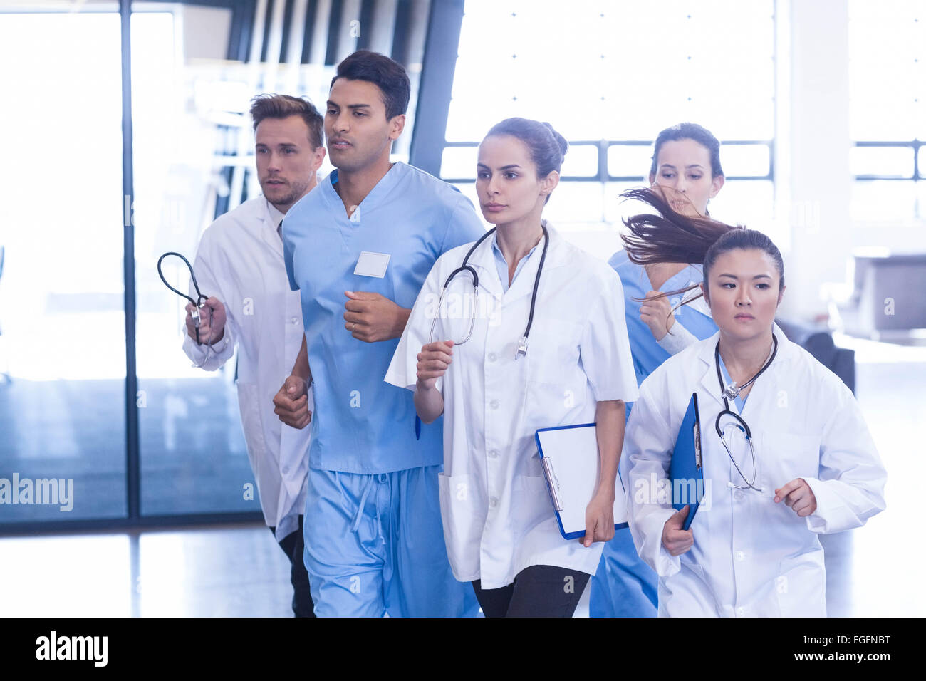 Ärzte und Krankenschwestern, die rauschenden für Notfall Stockfoto
