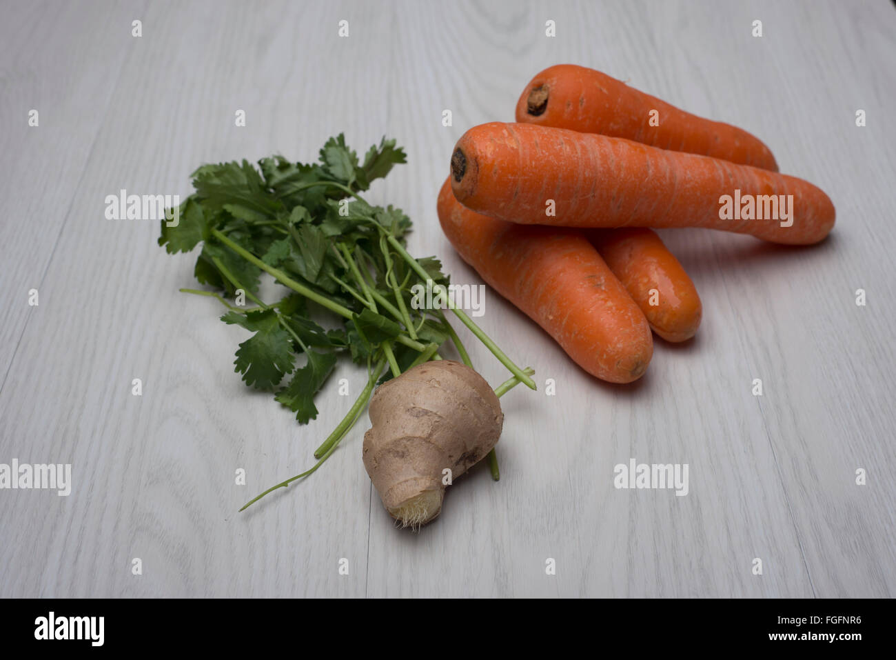 Frische Zutaten, hausgemachte Karotte & Koriander-Suppe zu machen Stockfoto