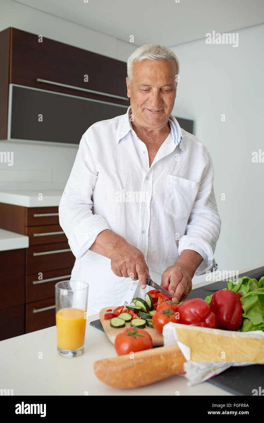 Mann zu Hause vorbereiten Salat in Küche kochen Stockfoto