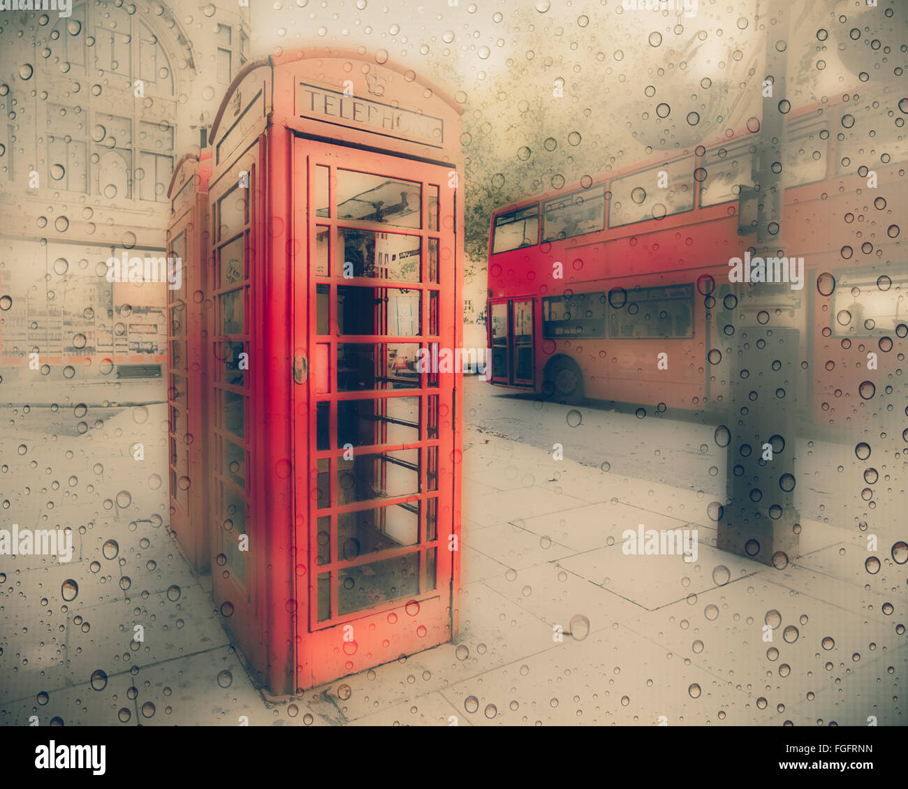 Regnerischen Vintage Textur auf Straßenszene in London mit rote Telefonzelle und Doppeldecker-bus Stockfoto