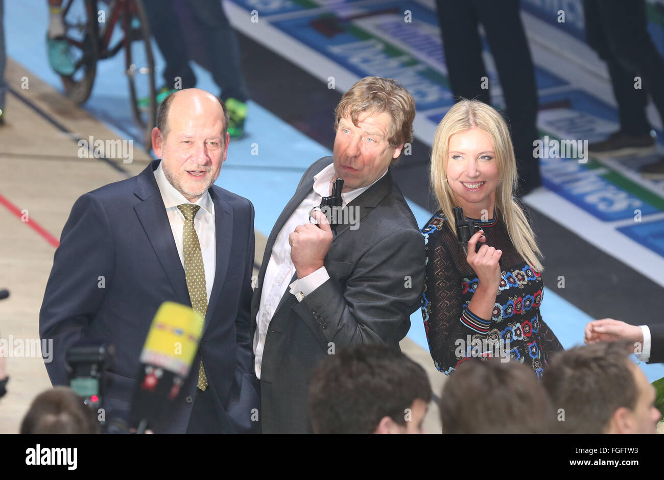 Deutsche Schauspieler Uwe Rohde und Designerin Jette Joop ab der Sixdays Bremen-Radrennen. Jette Joop erklärte bei der Pressekonferenz, sie bekommt eine Lizenz für eine Pistole, aufgrund der aktuellen Situation mit Deutschland zu tragen: Jette Joop, Uwe Rohde wo: Bremen, Deutschland bei: 14. Januar 2016 Stockfoto