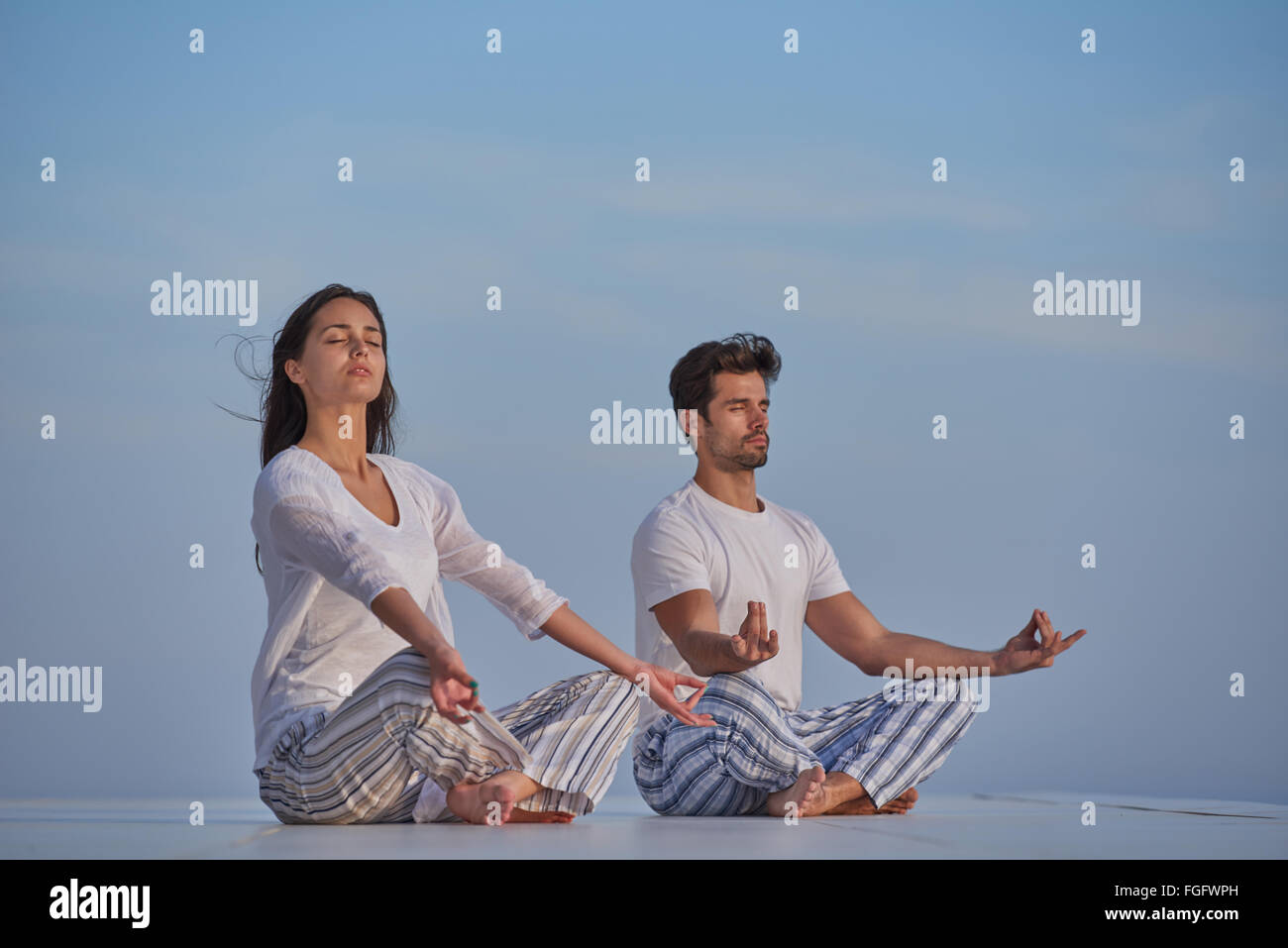 junges Paar Yoga zu praktizieren Stockfoto