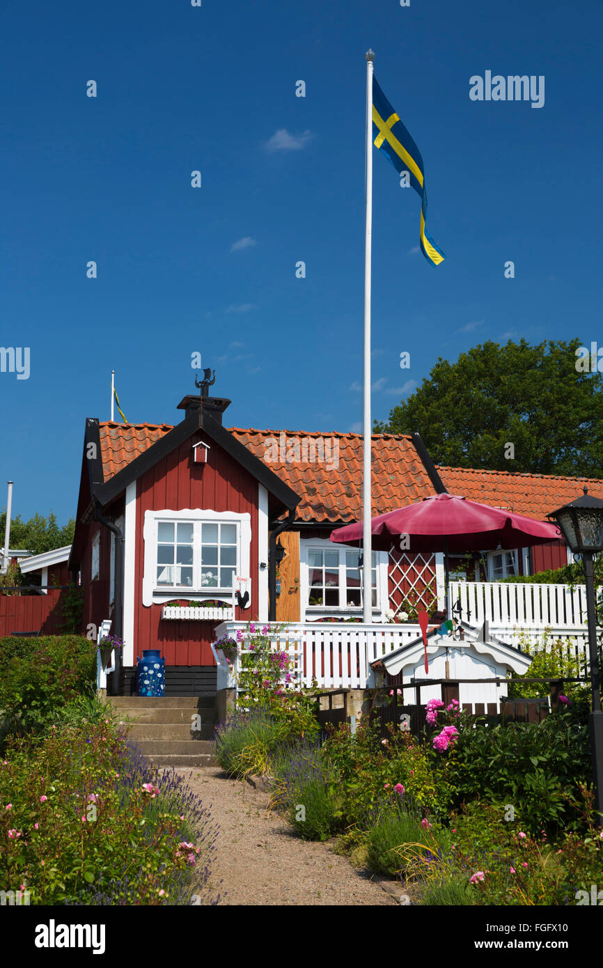 Traditionelle schwedische rote Sommerhaus in Brandaholm, Dragso Insel, Karlskrona, Blekinge, Südschweden, Schweden, Skandinavien Stockfoto