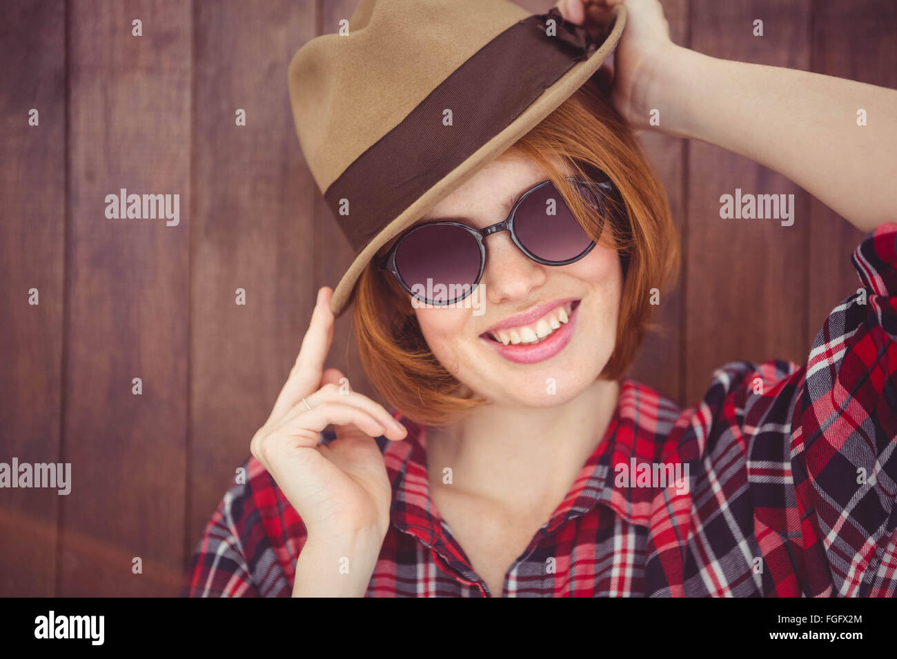 lächelnd Hipster Frau trägt ein Trilby und Sonnenbrillen Stockfoto