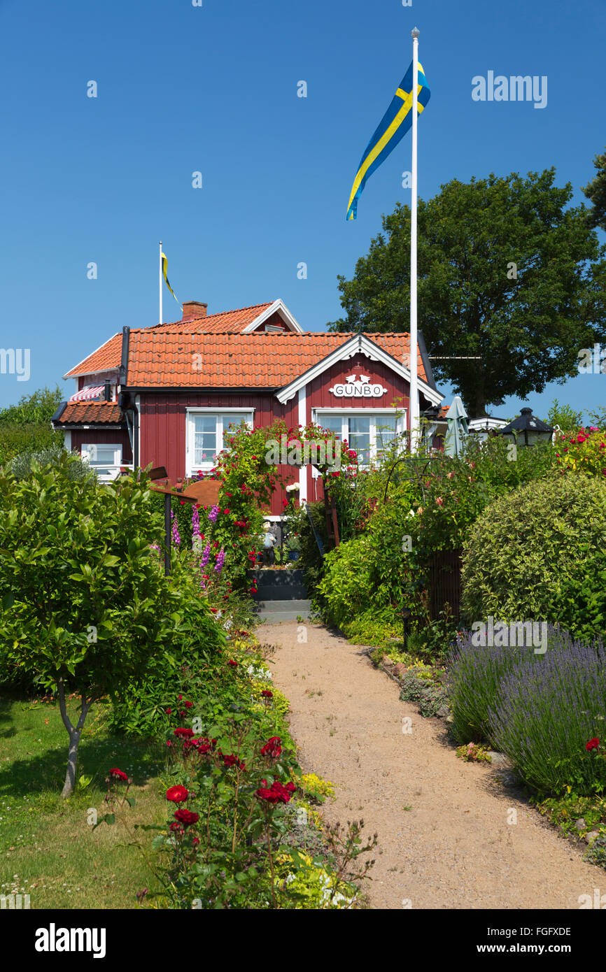Traditionelle schwedische rote Sommerhaus in Brandaholm, Dragso Insel, Karlskrona, Blekinge, Südschweden, Schweden, Skandinavien Stockfoto