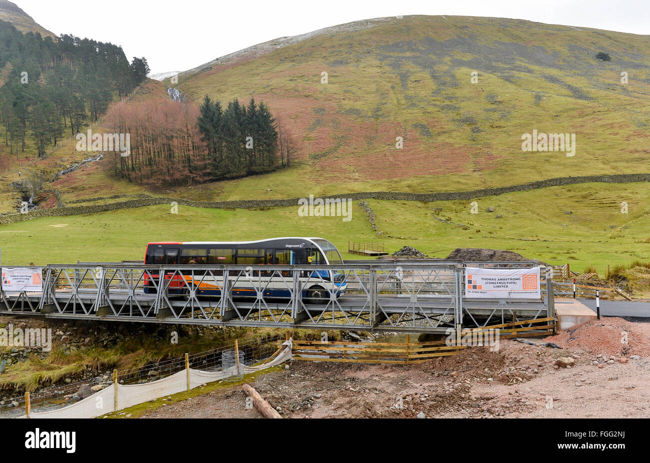 Temporäre Überbrückung überspannt zwei Becks am Dunmail Riase, Thirlmere im Lake District, Cumbria. Straße gebaut, nachdem A591 beschädigt Stockfoto