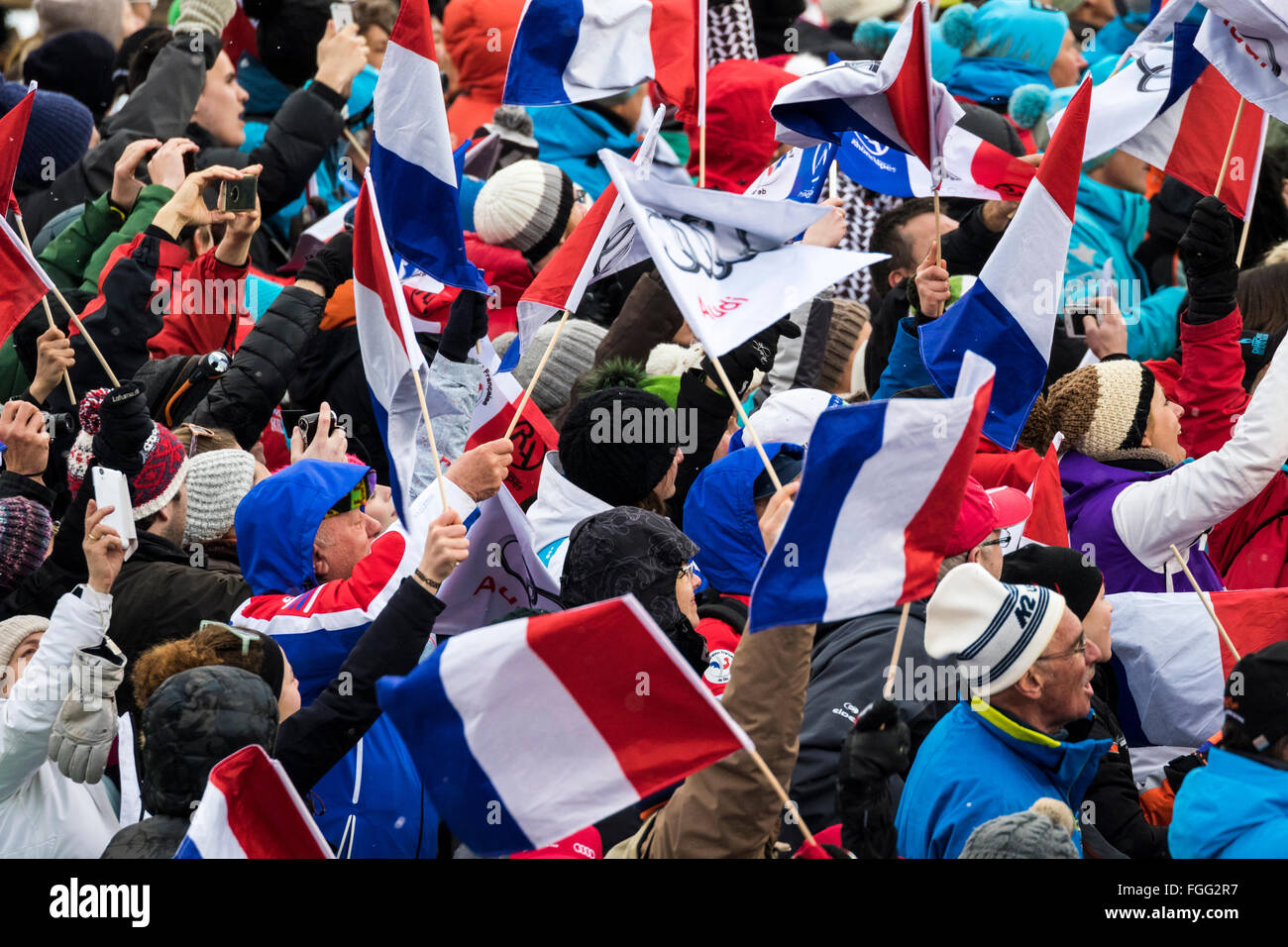Chamonix, Frankreich. 19. Februar 2016. Fans reagieren auf die Ankunft von Alexis Pinterault am Ziel der Abfahrtsstrecke der Herren in Chamonix. Die Männer Alpine Kombination (Abfahrt und Slalom) endete mit der Abfahrt Abschnitt des Rennens zuletzt aufgrund von Wetterbedingungen (starker Schneefall) früher in Chamonix. Das Rennen begann um 15,15 Uhr auf einer verkürzten Strecke nach einer weiteren Stunde Verspätung. Das Podium war - 1 - PINTURAULT Alexis (FRA) 2:13.29 2-PARIS Dominik (ITA) 2:13.56 3-MERMILLOD BLONDIN Thomas (FRA) 02:13. Bildnachweis: Genyphyr Novak/Alamy Live-Nachrichten Stockfoto
