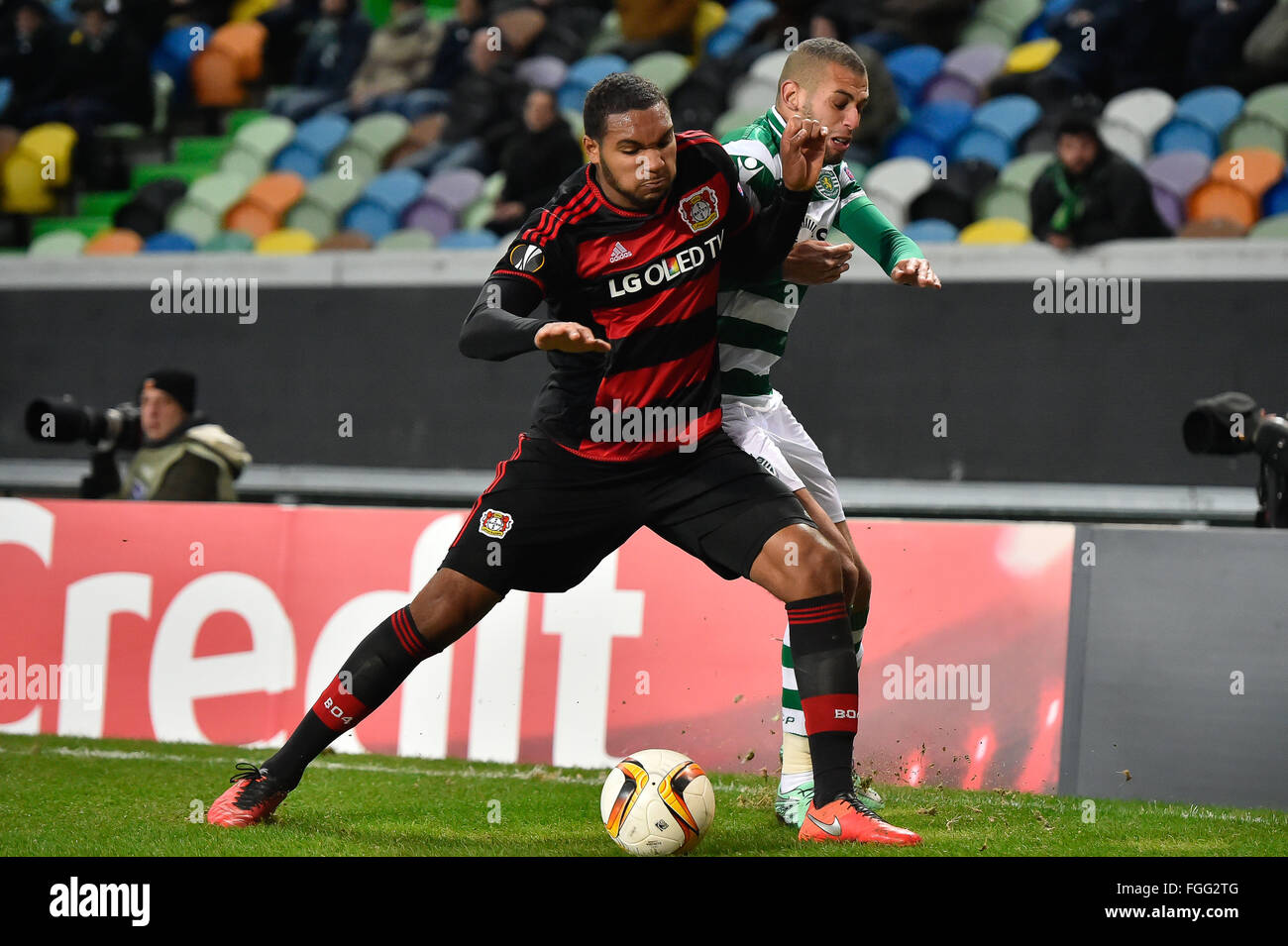 Lissabon, Portugal. 18. Februar 2016. Jonathan Tah (L), Bayer Leverkusen-Spieler und Islam Slimani (R), Sporting Lissabon-Spieler in Aktion während Fußball-UEFA Europa League match zwischen Sporting Lissabon und Bayer Leverkusen, im Estádio Alvalade XXI, in Lissabon, Portugal, am 18. Februar 2016 statt. Bildnachweis: Bruno de Carvalho/Alamy Live News Stockfoto