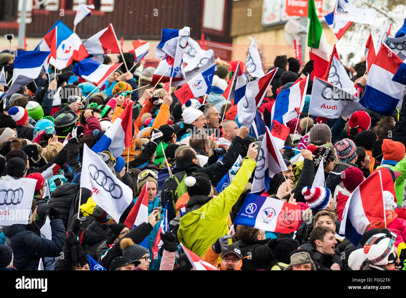 Chamonix, Frankreich. 19. Februar 2016. Fans reagieren auf die Ankunft von Alexis Pinterault am Ziel der Abfahrtsstrecke der Herren in Chamonix. Die Männer Alpine Kombination (Abfahrt und Slalom) endete mit der Abfahrt Abschnitt des Rennens zuletzt aufgrund von Wetterbedingungen (starker Schneefall) früher in Chamonix. Das Rennen begann um 15,15 Uhr auf einer verkürzten Strecke nach einer weiteren Stunde Verspätung. Das Podium war - 1 - PINTURAULT Alexis (FRA) 2:13.29 2-PARIS Dominik (ITA) 2:13.56 3-MERMILLOD BLONDIN Thomas (FRA) 02:13. Bildnachweis: Genyphyr Novak/Alamy Live-Nachrichten Stockfoto