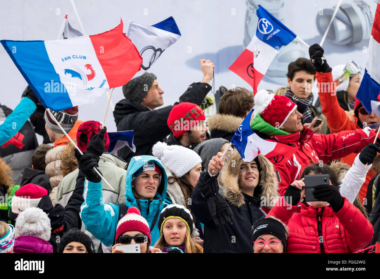 Chamonix, Frankreich. 19. Februar 2016. Fans reagieren auf die Ankunft des Thomas Mermillod Blondin in Chamonix an der Abfahrt Ziellinie. Die Männer Alpine Kombination (Abfahrt und Slalom) endete mit der Abfahrt Abschnitt des Rennens zuletzt aufgrund von Wetterbedingungen (starker Schneefall) früher in Chamonix. Das Rennen begann um 15,15 Uhr auf einer verkürzten Strecke nach einer weiteren Stunde Verspätung. Das Podium war - 1 - PINTURAULT Alexis (FRA) 2:13.29 2-PARIS Dominik (ITA) 2:13.56 3-MERMILLOD BLONDIN Thomas (FRA) 02:13. Bildnachweis: Genyphyr Novak/Alamy Live-Nachrichten Stockfoto