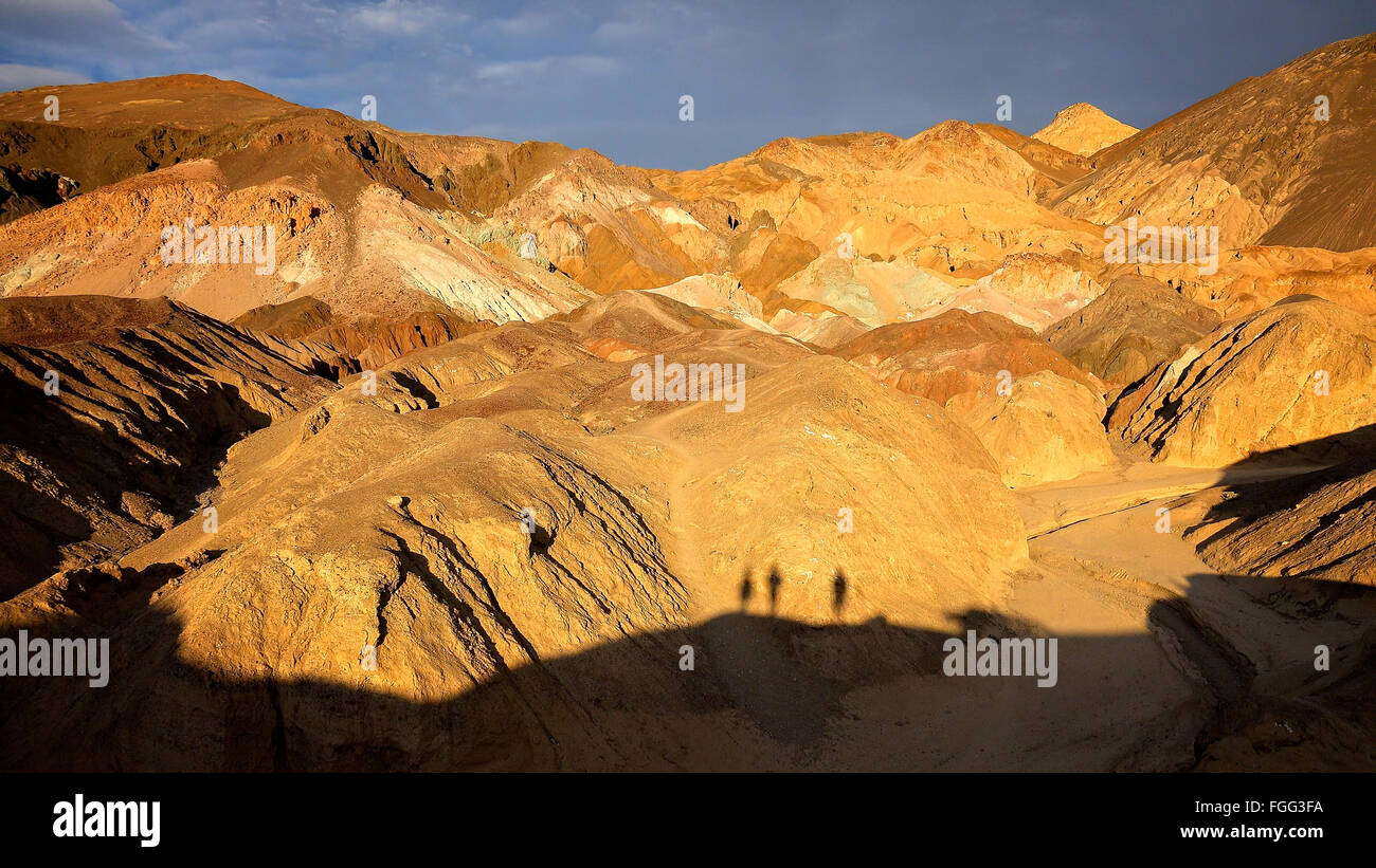 Schatten der Touristen gegen Künstler-Palette bei Sonnenuntergang in Death Valley Nationalpark Stockfoto