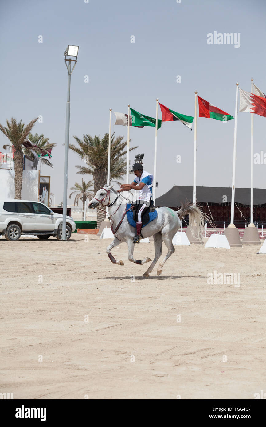 Fahrer zu Beginn einer Etappe der Langstreckenrennen am CHI Al Shaqab 2014 Stockfoto