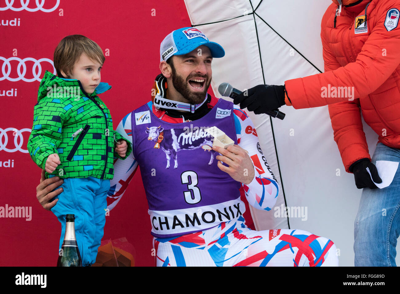 Chamonix, Frankreich. 19. Februar 2016. Thomas Mermillod Blondin verwendet seine Zeit auf dem Podium, um seiner Freundin einen Heiratsantrag - sie sagte ja. Die Männer Alpine Kombination (Abfahrt und Slalom) endete mit der Abfahrt Abschnitt des Rennens zuletzt aufgrund von Wetterbedingungen (starker Schneefall) früher in Chamonix. Das Rennen begann um 15,15 Uhr auf einer verkürzten Strecke nach einer weiteren Stunde Verspätung. Das Podium war - 1 - PINTURAULT Alexis (FRA) 2:13.29 2-PARIS Dominik (ITA) 2:13.56 3-MERMILLOD BLONDIN Thomas (FRA) 02:13. Bildnachweis: Genyphyr Novak/Alamy Live-Nachrichten Stockfoto