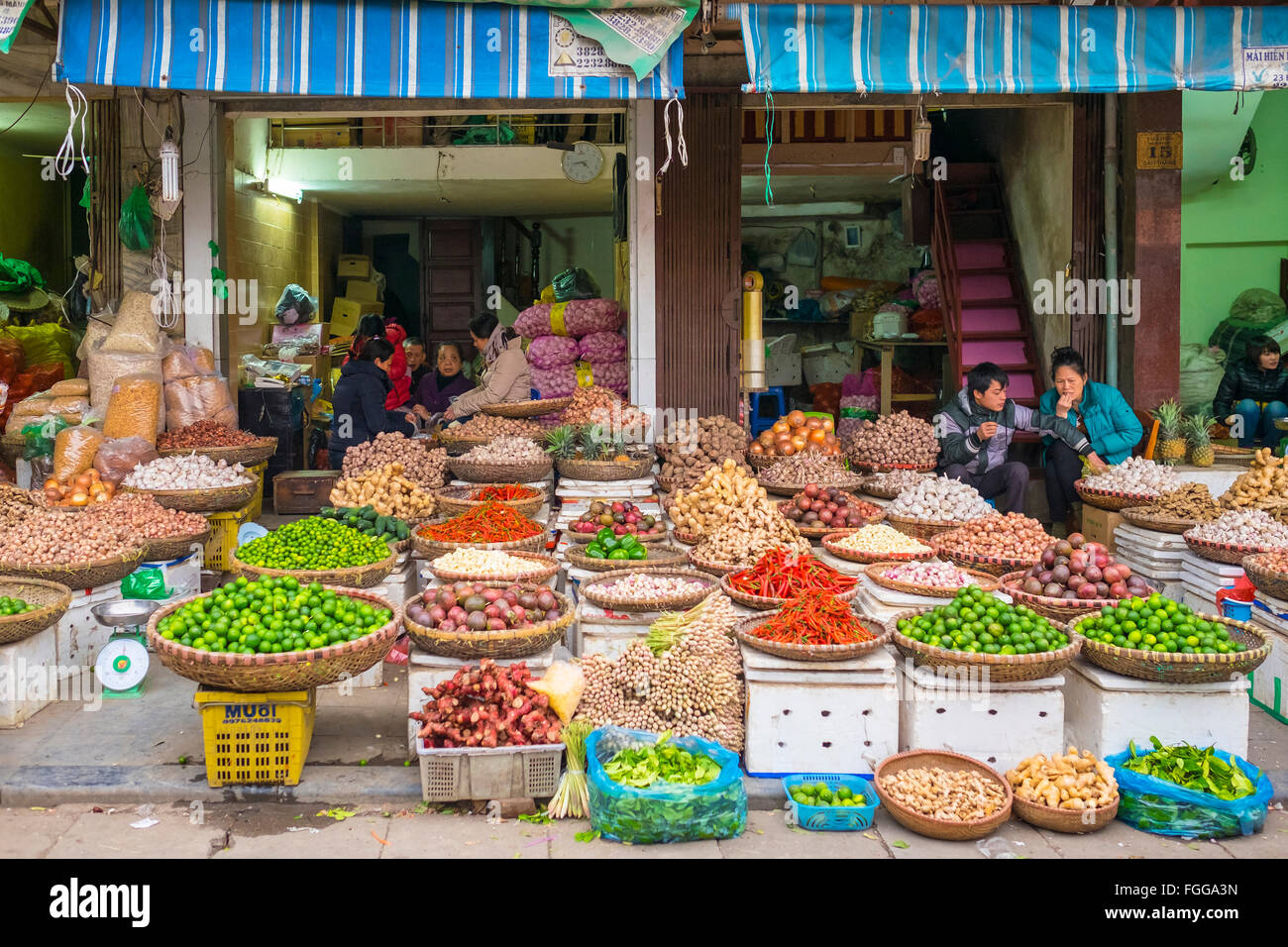 Gemüse zum Verkauf an Straßenmarkt in Hanoi, Vietnam Stockfoto