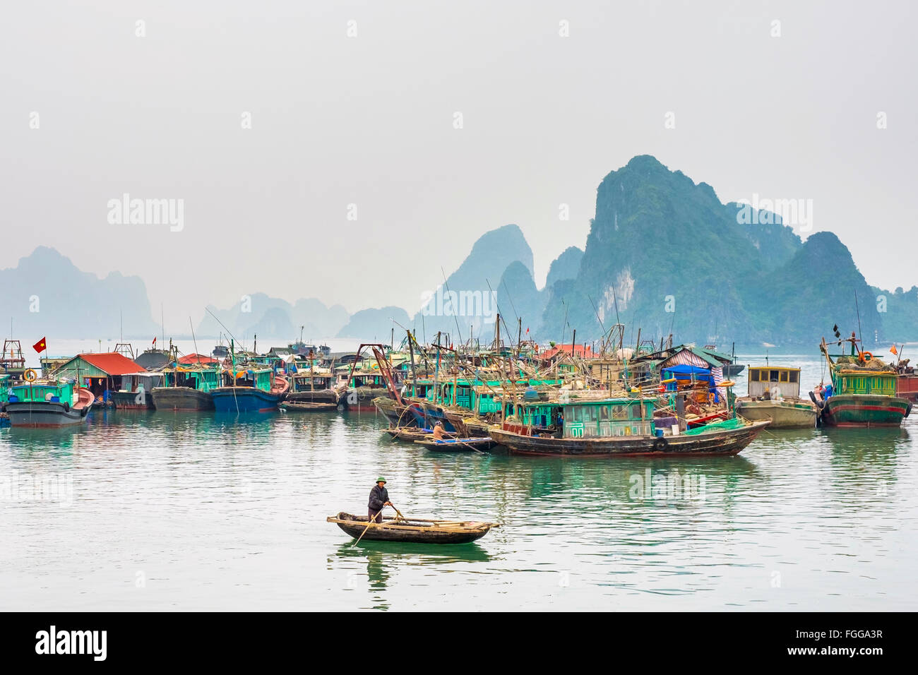 Bunte Fischerboote im Hafen von Cai Rong, Vietnam Stockfoto