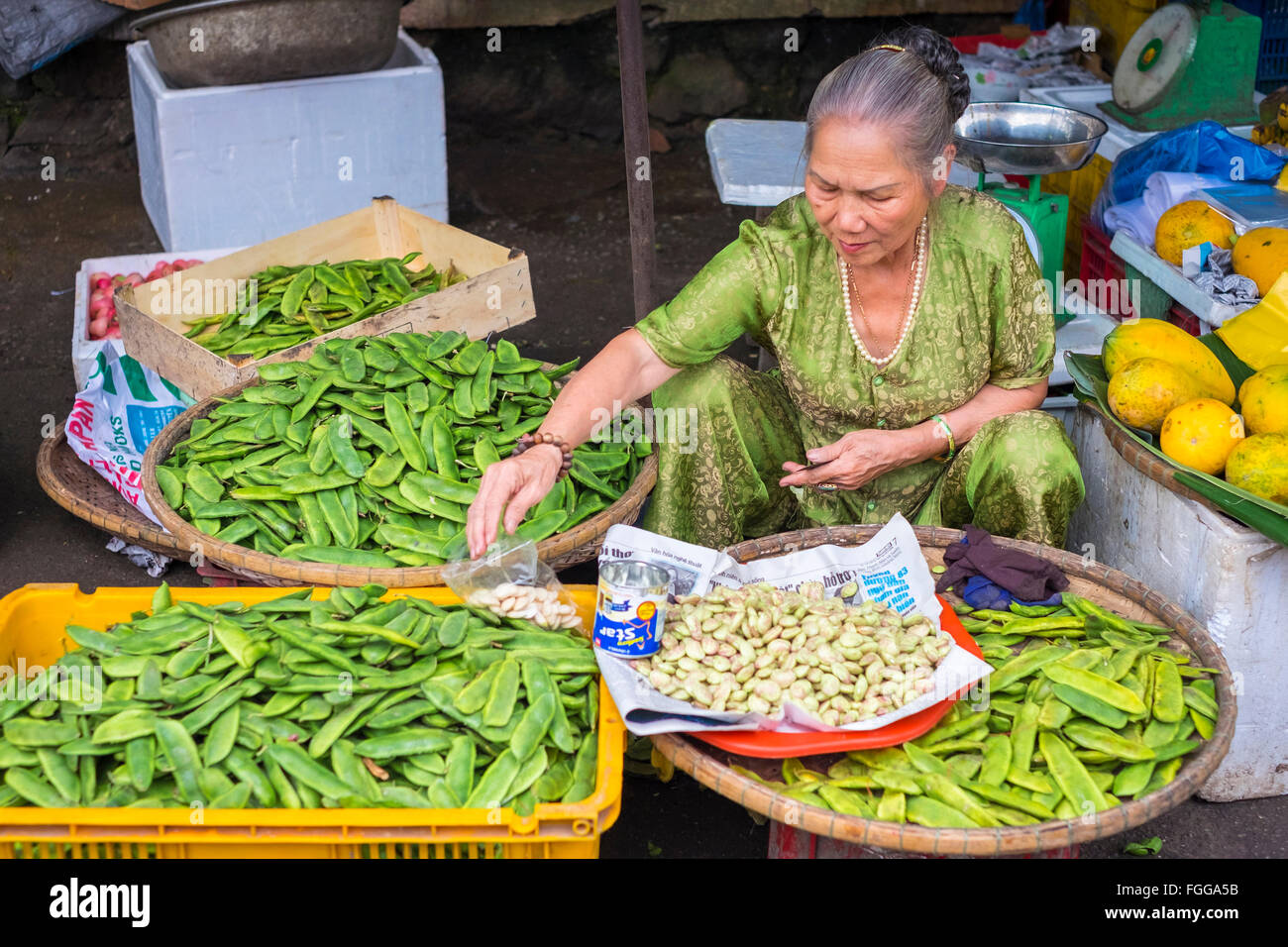 Verkauf von Gemüse bei Dong Ba MarketHueVietnam Frau Stockfoto
