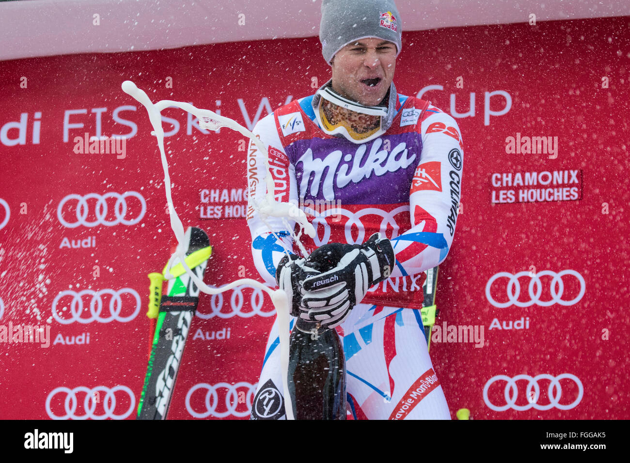 Chamonix, Frankreich. 19. Februar 2016. -Erster Platz Alexis PINTERAULT öffnet Champagner auf dem Podium. Die Männer Alpine Kombination (Abfahrt und Slalom) endete mit der Abfahrt Abschnitt des Rennens zuletzt aufgrund von Wetterbedingungen (starker Schneefall) früher in Chamonix. Das Rennen begann um 15,15 Uhr auf einer verkürzten Strecke nach einer weiteren Stunde Verspätung. Das Podium war - 1 - PINTURAULT Alexis (FRA) 2:13.29 2-PARIS Dominik (ITA) 2:13.56 3-MERMILLOD BLONDIN Thomas (FRA) 2:13.86 Alexis Pinterault und Dominik Paris auf dem Podium. Bildnachweis: Genyphyr Novak/Alamy Live-Nachrichten Stockfoto