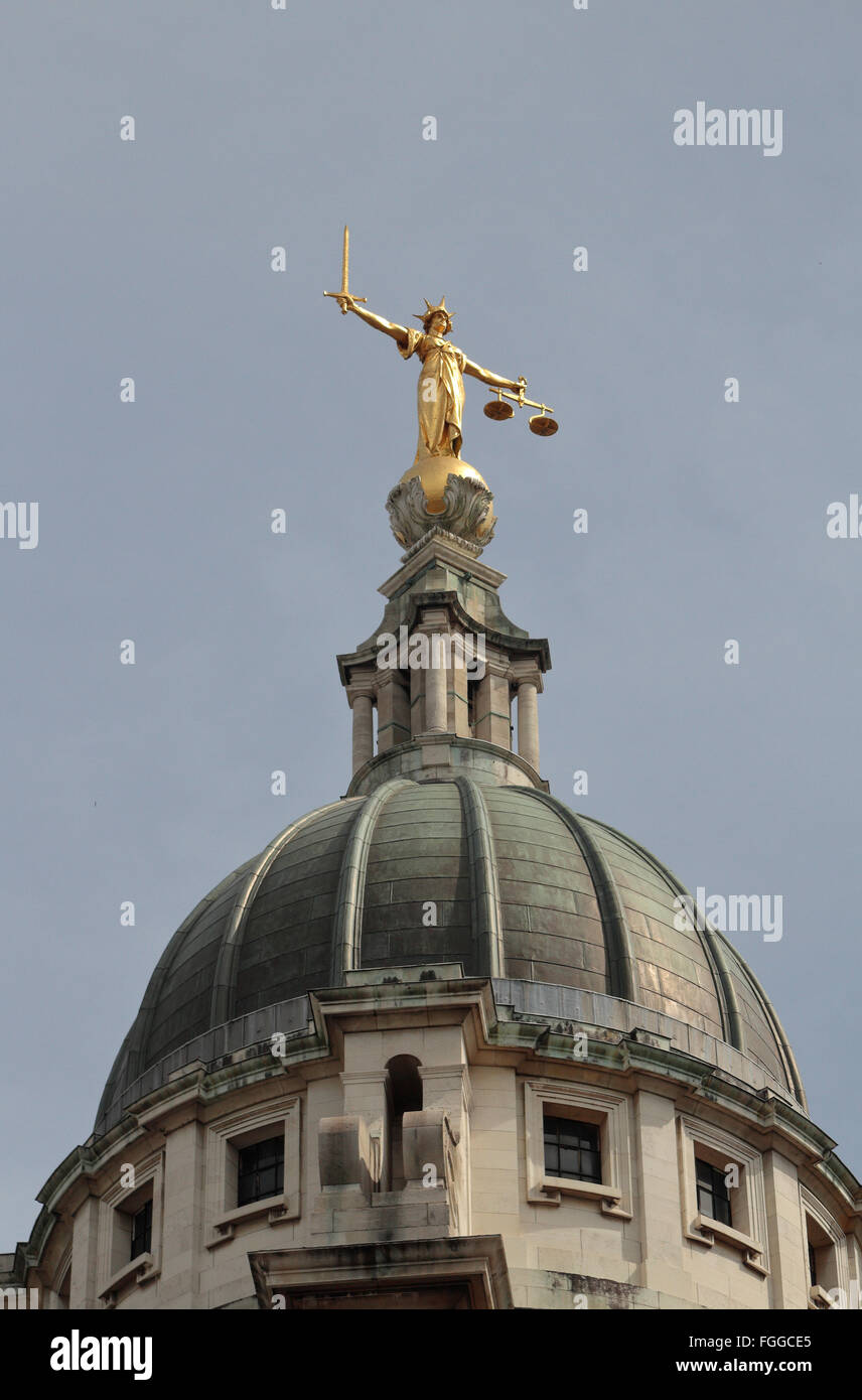 Die Statue der Justitia auf der Oberseite das Gerichtsgebäude, Old Bailey, London, UK. Stockfoto
