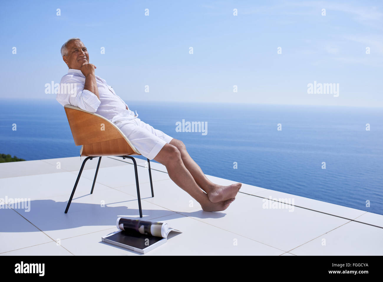 Senior woman vor modernen Haus Stockfoto