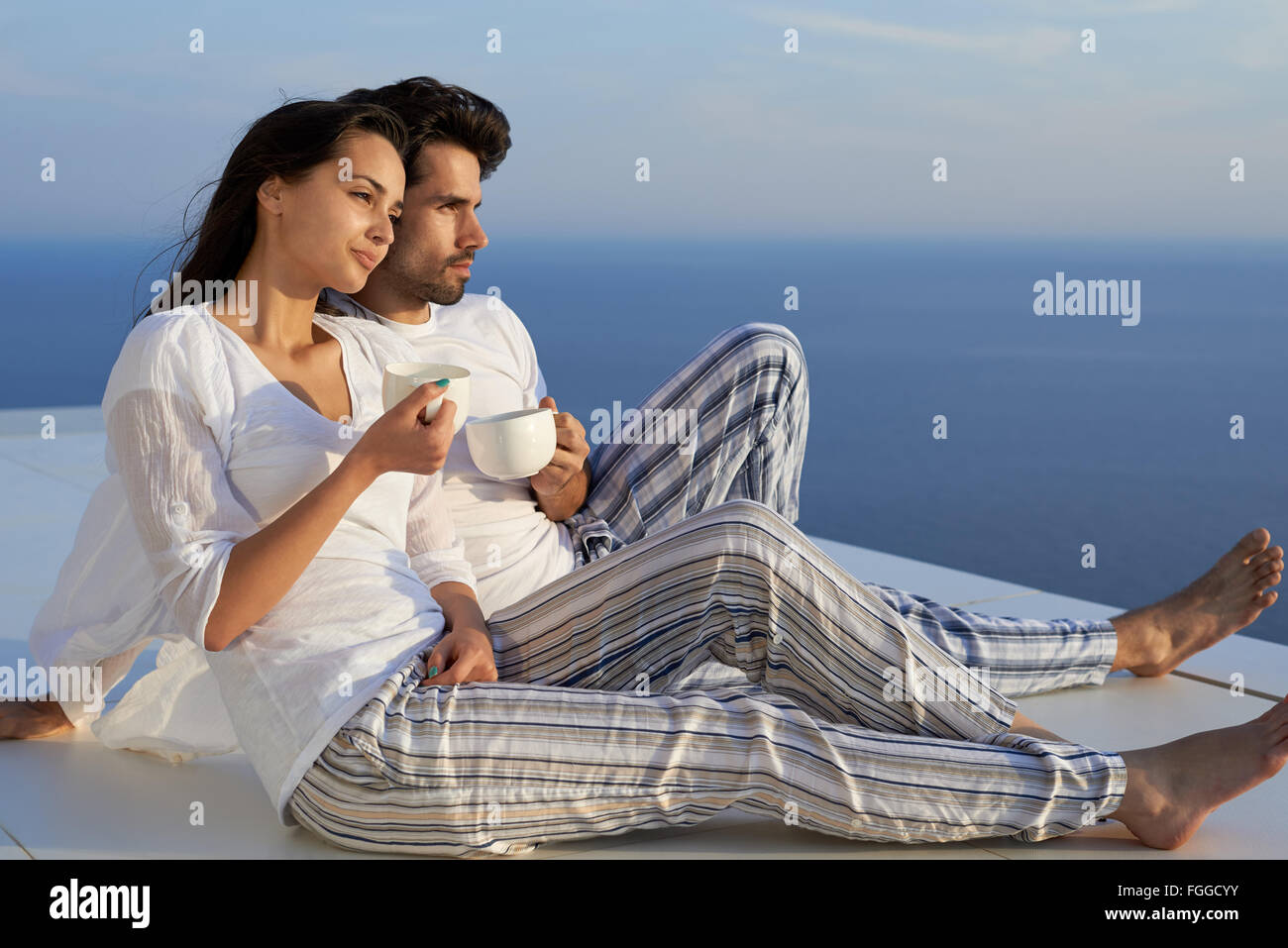 glückliche junge romantische Paar Spaß und Entspannung zu Hause Stockfoto