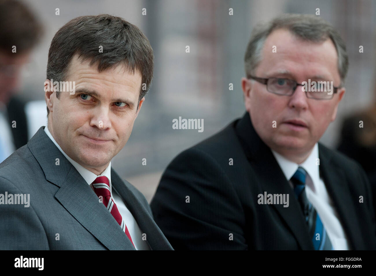 Statoil vergangenen und derzeitigen CEO, (links) Helge Lund und (rechts) Eldar Sætre, bei einer vierteljährlichen Ergebnisse-Konferenz in London, England Stockfoto
