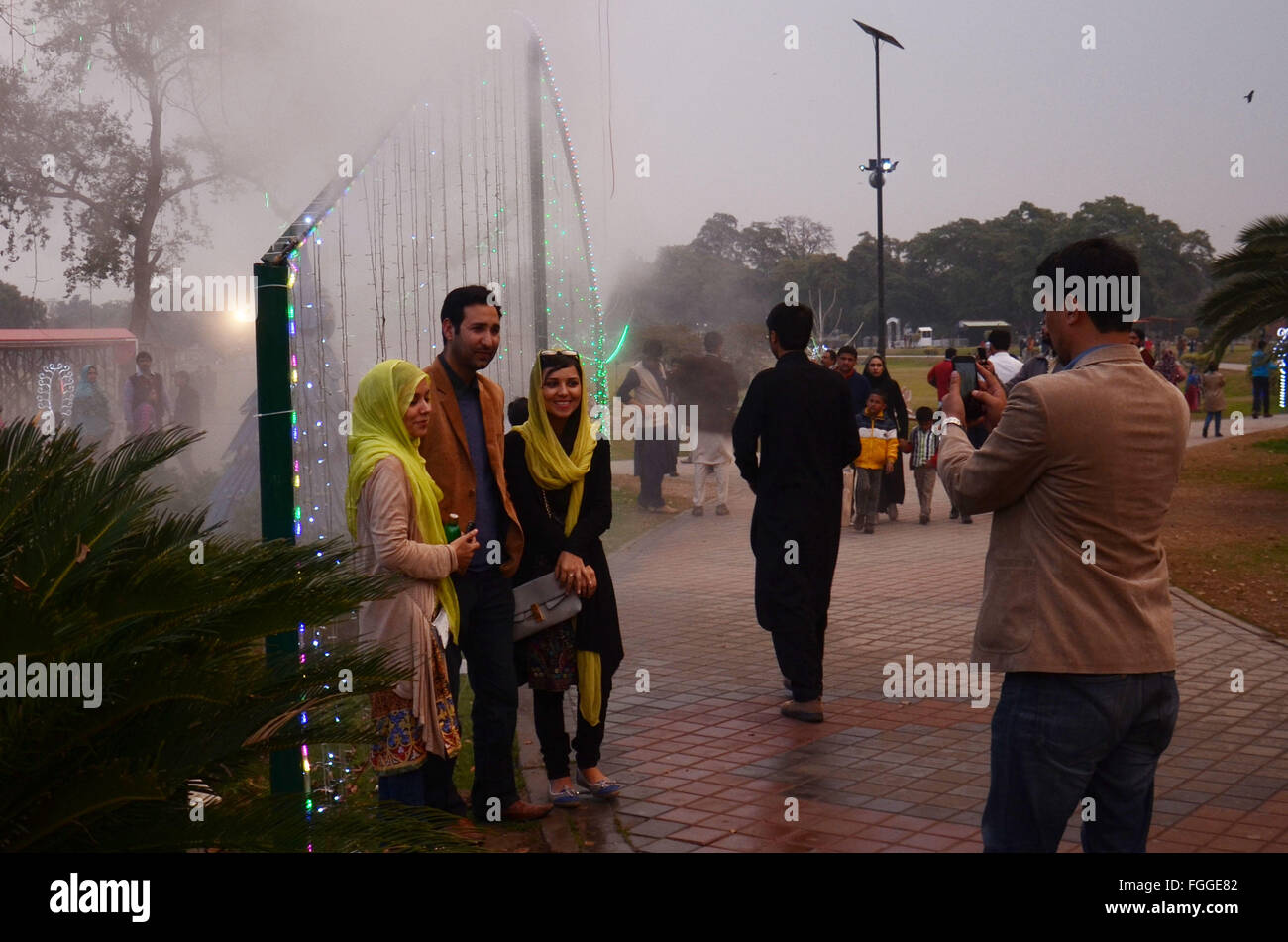 Lahore, Pakistan. 19. Februar 2016. Pakistanische Besucher genießen künstlicher Nebel Umgebung installiert von Parks und Gartenbau Behörde (PHA) im Zusammenhang mit der bevorstehenden Jashan-e-Baharan-Festival auf der Pferderennbahn Jailani Park in eine attraktive und schöne Aussicht auf den Wolken schwebt am Himmel in Lahore, Pakistan. © Rana Sajid Hussain/Pacific Press/Alamy Live-Nachrichten Stockfoto