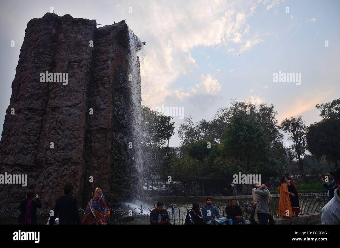 Lahore, Pakistan. 19. Februar 2016. Pakistanische Besucher genießen künstlicher Nebel Umgebung installiert von Parks und Gartenbau Behörde (PHA) im Zusammenhang mit der bevorstehenden Jashan-e-Baharan-Festival auf der Pferderennbahn Jailani Park in eine attraktive und schöne Aussicht auf den Wolken schwebt am Himmel in Lahore, Pakistan. © Rana Sajid Hussain/Pacific Press/Alamy Live-Nachrichten Stockfoto