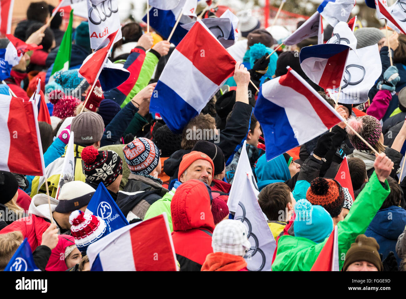 Chamonix, Frankreich. 19. Februar 2016. Fans reagieren auf die Ankunft von Alexis Pinterault am Ziel der Abfahrtsstrecke der Herren in Chamonix. Die Männer Alpine Kombination (Abfahrt und Slalom) endete mit der Abfahrt Abschnitt des Rennens zuletzt aufgrund von Wetterbedingungen (starker Schneefall) früher in Chamonix. Das Rennen begann um 15,15 Uhr auf einer verkürzten Strecke nach einer weiteren Stunde Verspätung. Das Podium war - 1 - PINTURAULT Alexis (FRA) 2:13.29 2-PARIS Dominik (ITA) 2:13.56 3-MERMILLOD BLONDIN Thomas (FRA) 02:13. Bildnachweis: Genyphyr Novak/Alamy Live-Nachrichten Stockfoto