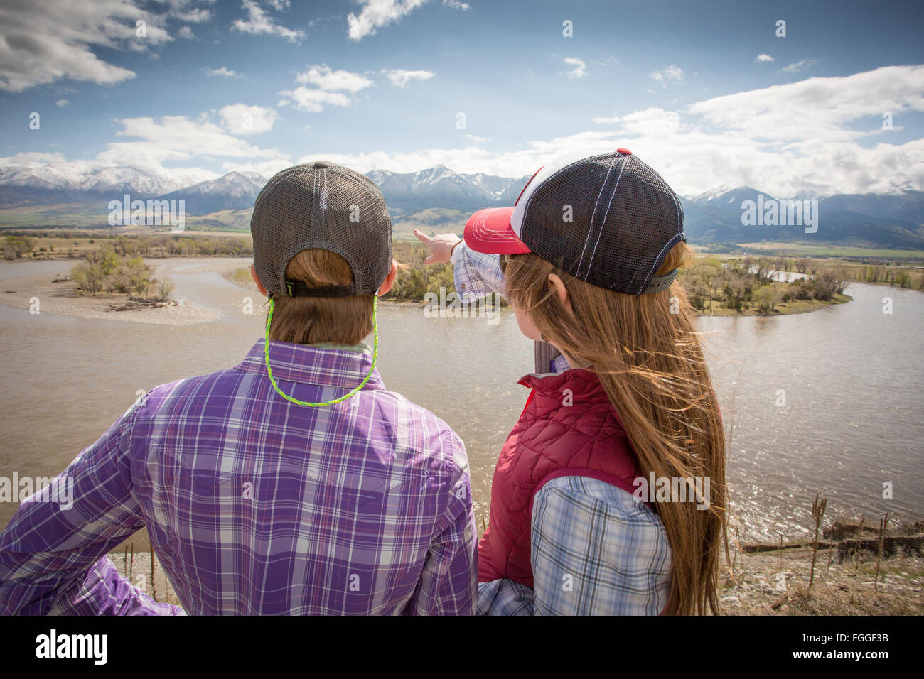 Zwei Frauen suchen über den Yellowstone River in Montana. Stockfoto