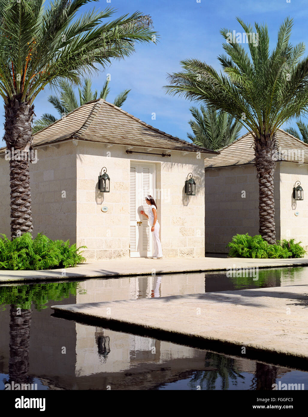 Eine Spa Attendant betritt im The Spa im Palms Spa eine Massage-Cabana "Feuer" genannt. Das Palms Resort, Turks- und Caicosinseln. Stockfoto