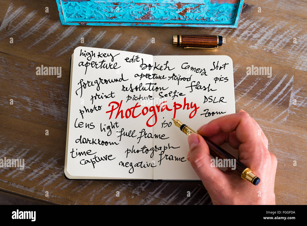 Retro-Effekt und getönten Bild einer Frau hand schreiben eine Notiz mit einem Füllfederhalter auf einem Notebook. Firmen-Konzept-Image mit handschriftlichen Text Fotografie Stockfoto