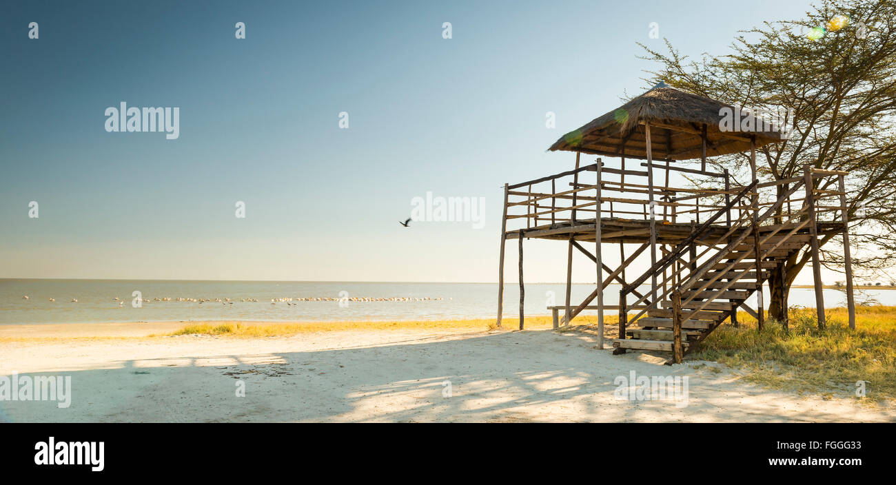 Hölzerne Strandhütte mit Strohdach blickt auf die Makgadikgadi Pan in Botswana, Afrika Stockfoto