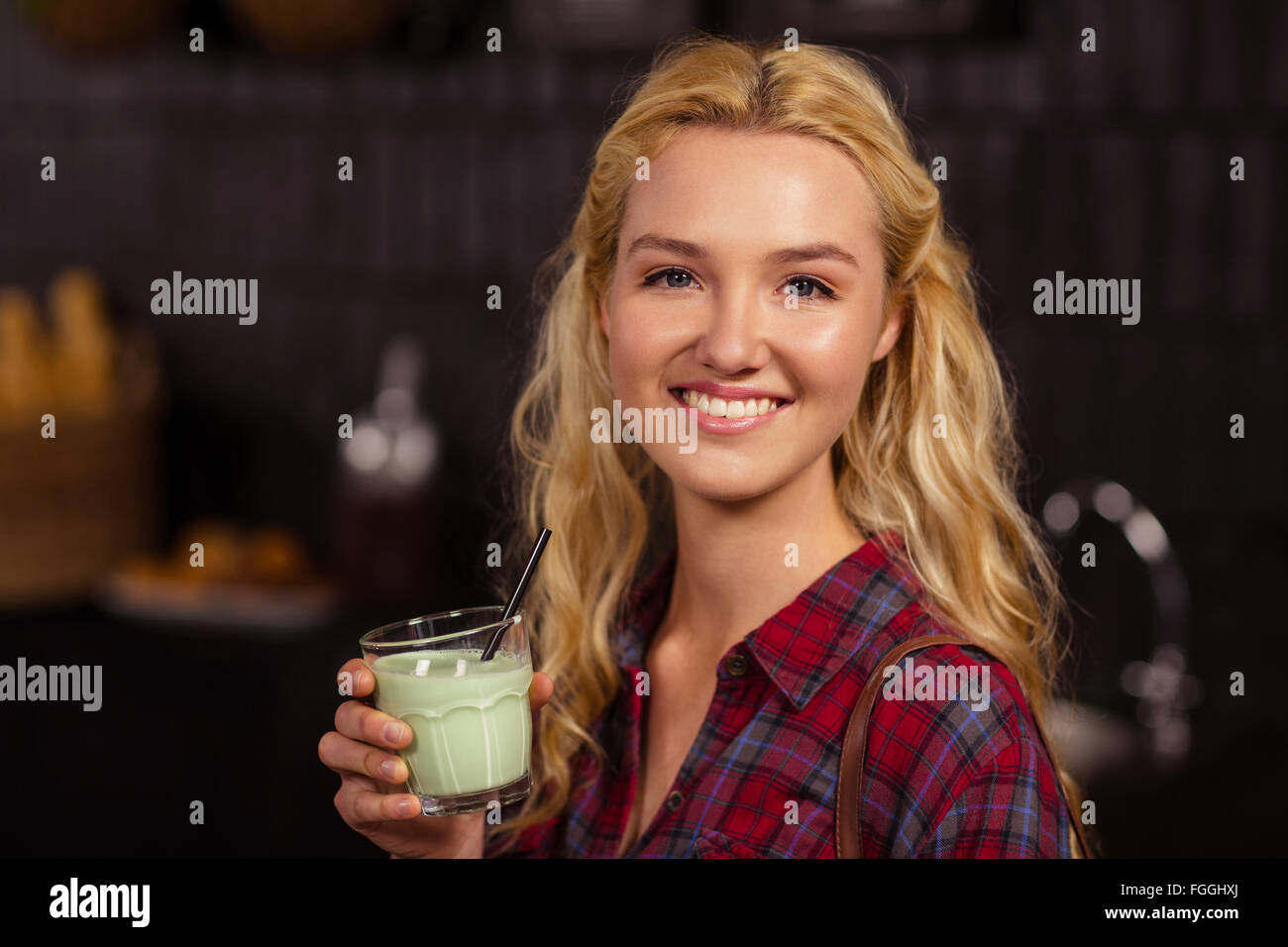 Lächelnde blonde trinken Trinken Stockfoto