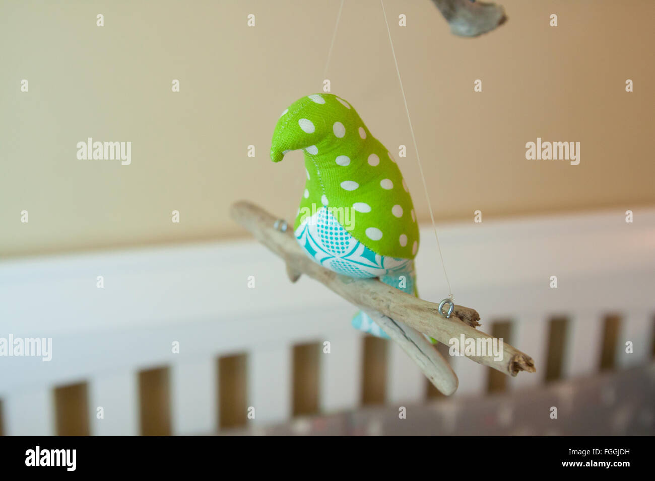 Vogel-Mobile Handarbeit mit grünem und weißem Stoff zusammengenäht und auf einen hängenden Stick in ein Kinderzimmer für ein Baby gelegt. Stockfoto