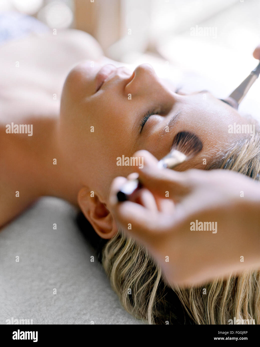 Gesichtsmassage mit Pinsel im Parrot Cay Spa. Parrot Cay, Turks- und Caicosinseln. Stockfoto