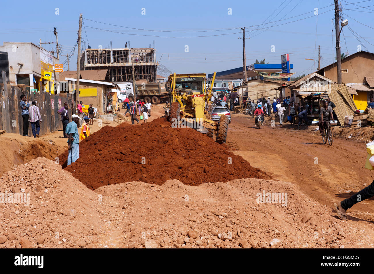 Straße Reparaturen in der ugandischen Stadt, wie große Earth Mover eine Strecke von der Straße zu reparieren. Stockfoto