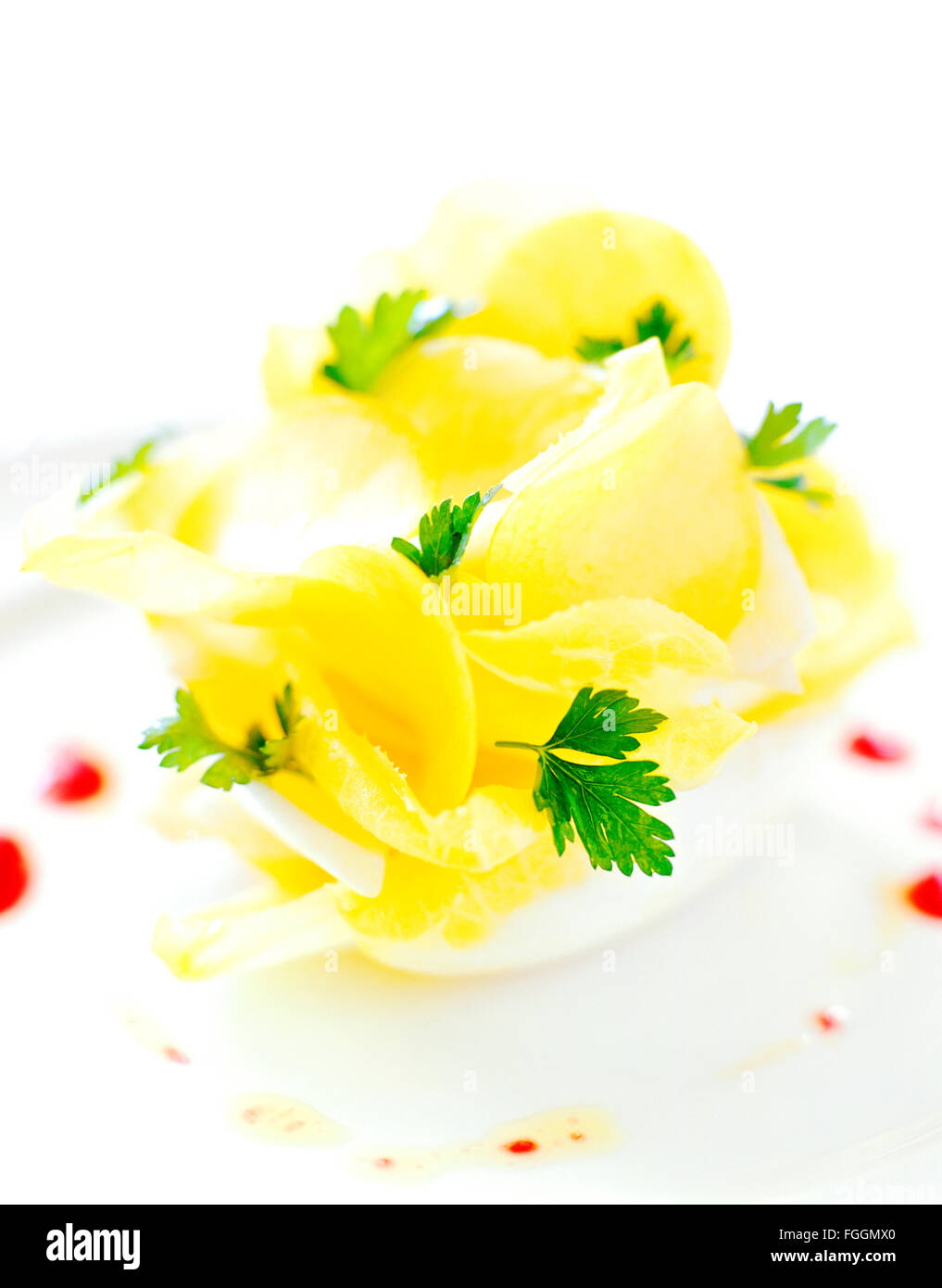 Endivien und Butternut-Kürbis-Salat mit Himbeer-Vinaigrette im Parrot Cay Resort. Turks- und Caicosinseln. Stockfoto