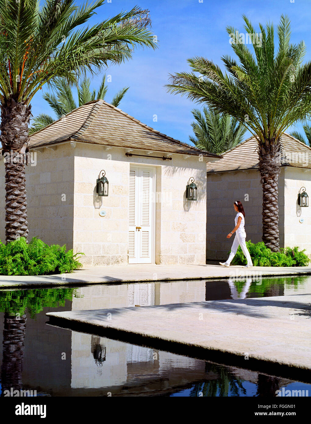 Eine Spa Attendant betritt im The Spa im Palms Spa eine Massage-Cabana "Feuer" genannt. Providenciales, Turks- und Caicosinseln Stockfoto