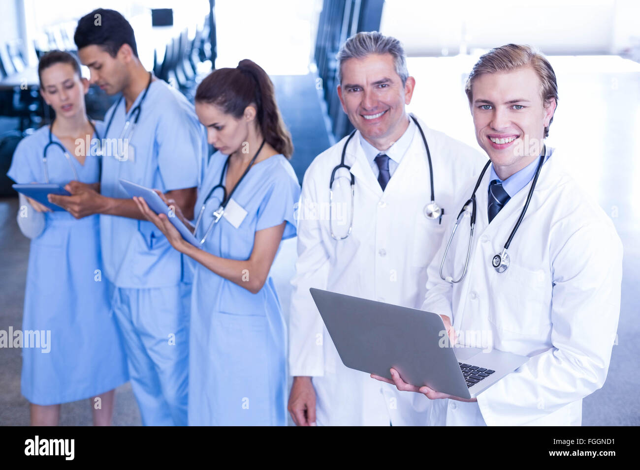 Ärzteteam mit Laptop und digital-Tablette Stockfoto