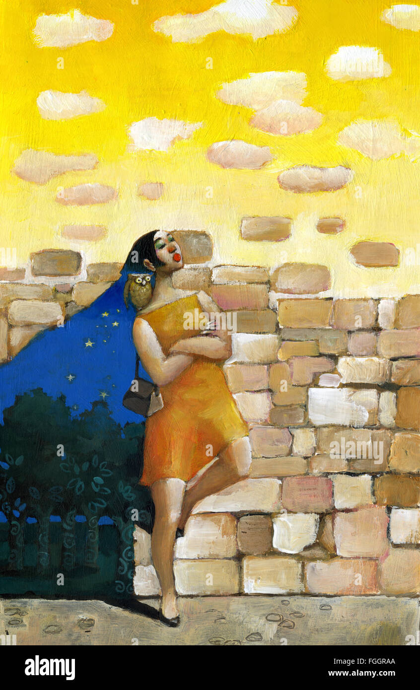 eine Frau, die einen sonnigen Wand gelehnt, in seinem Schatten eine Eule in der nahezu Stockfoto