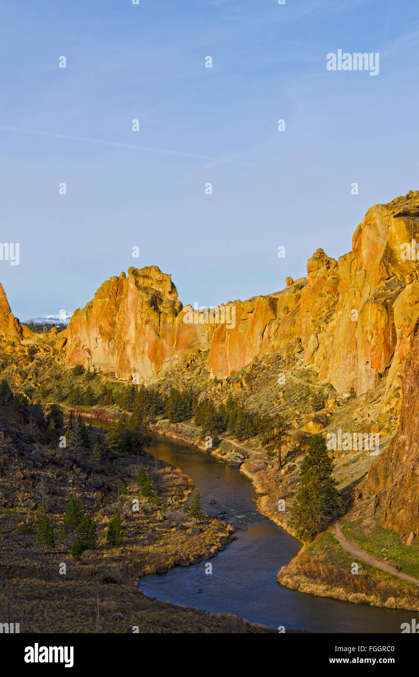 Crooked River fließt durch den Smith Rock State Park Stockfoto