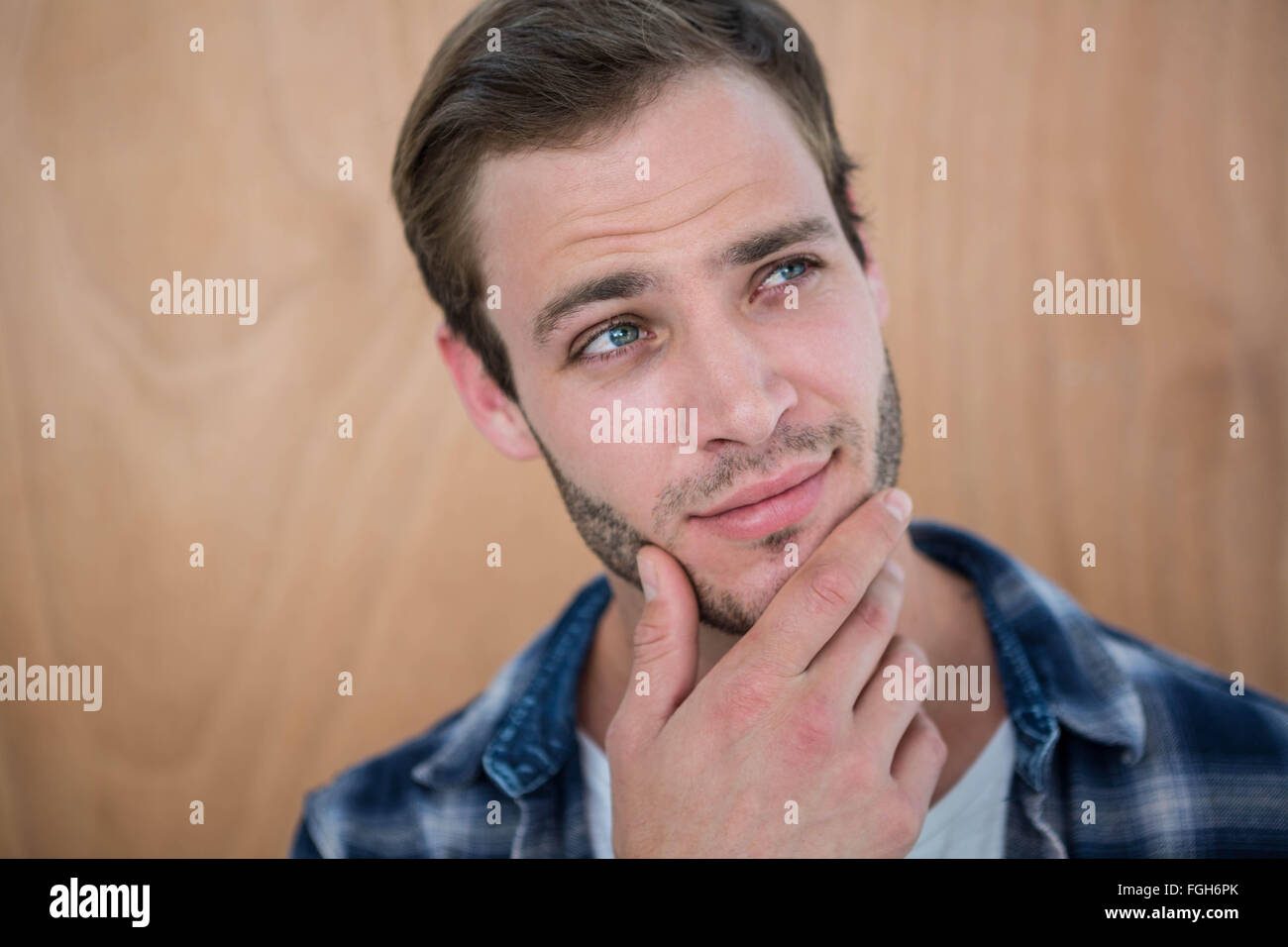 Hübsche Hipster mit Hand am Kinn Stockfoto