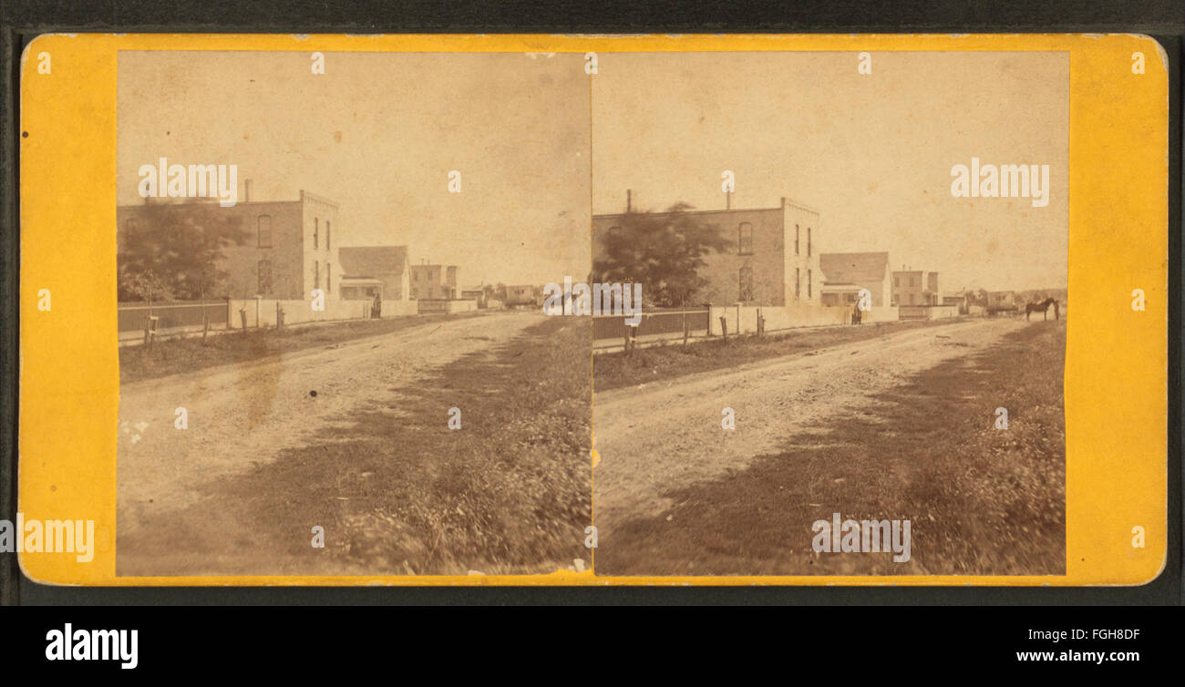 Eine Fotografie von G. Law, die eine unbefestigte Straße mit Häusern entlang der Straße zeigt und einen Einblick in das ländliche Leben im 19. Jahrhundert bietet. Stockfoto