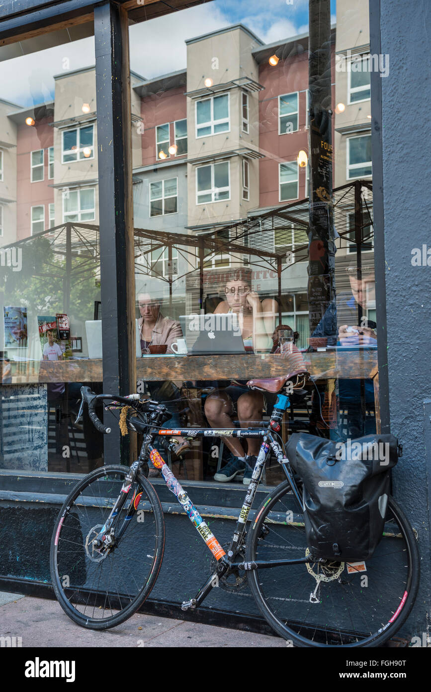 Touring Fahrrad stützte sich auf ein Cafe-Fenster Stockfoto