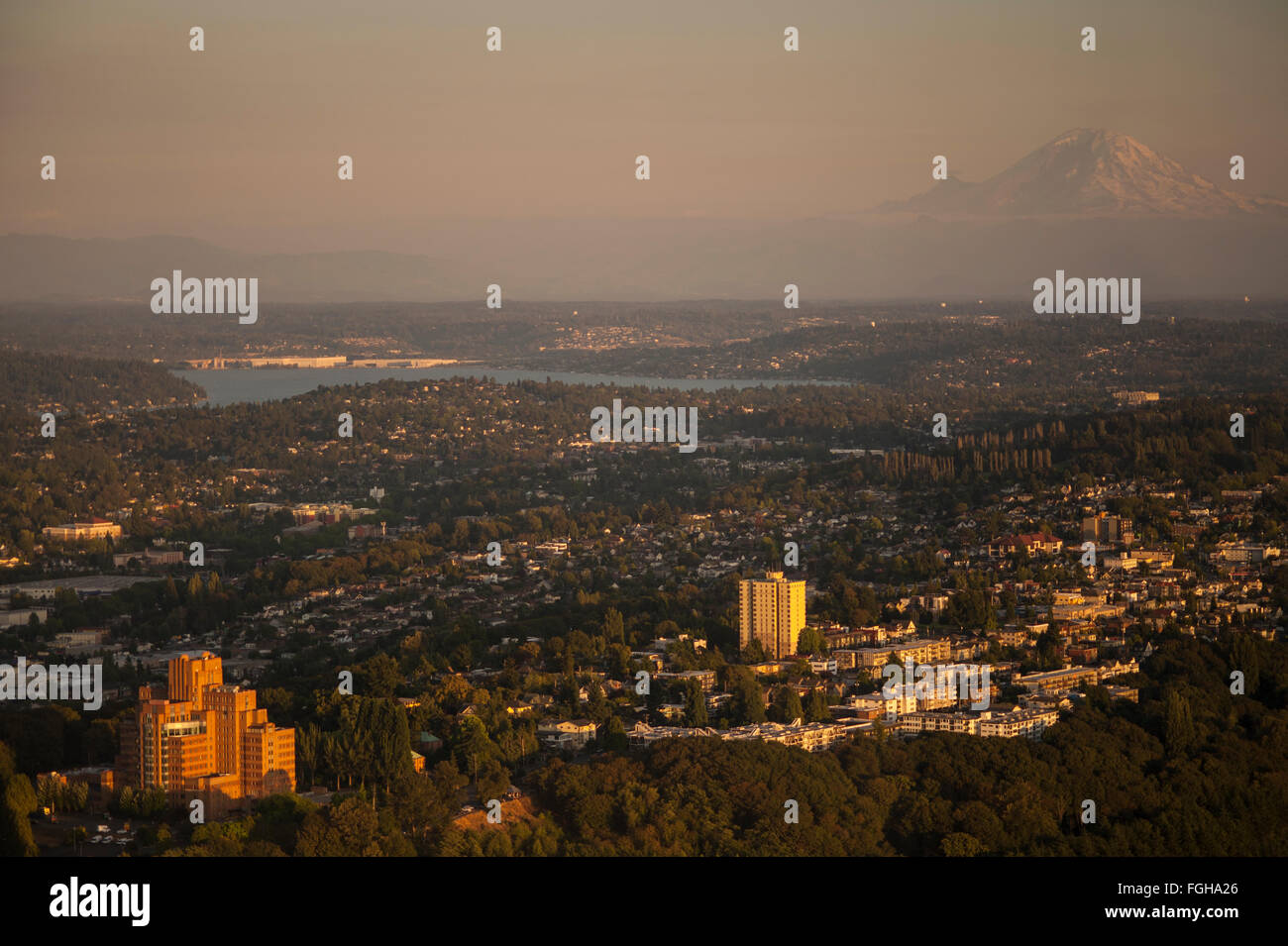 Beacon Hill mit Mount Rainier, Nachbarschaften bei Sonnenuntergang, Süd Seattle Stockfoto