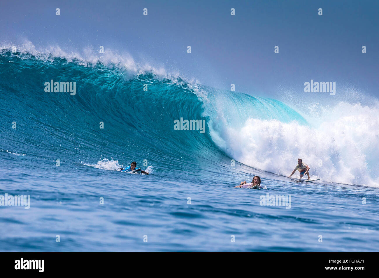 Eine Welle surfen. Nusa Lembongan Insel. Indonesien. Stockfoto